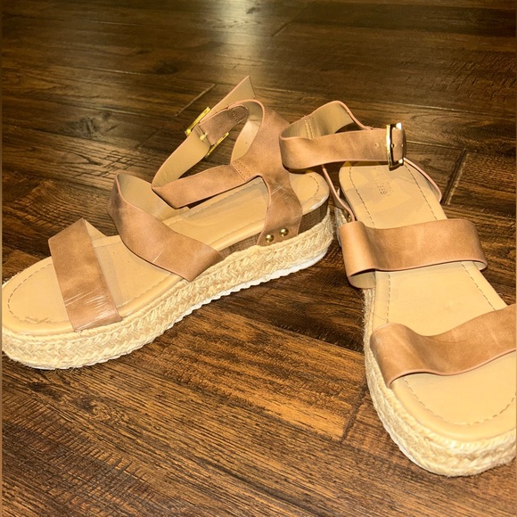 Charlotte Russe brown platform sandals. size 9, hardly worn, some scratches! - Picture 3 of 4